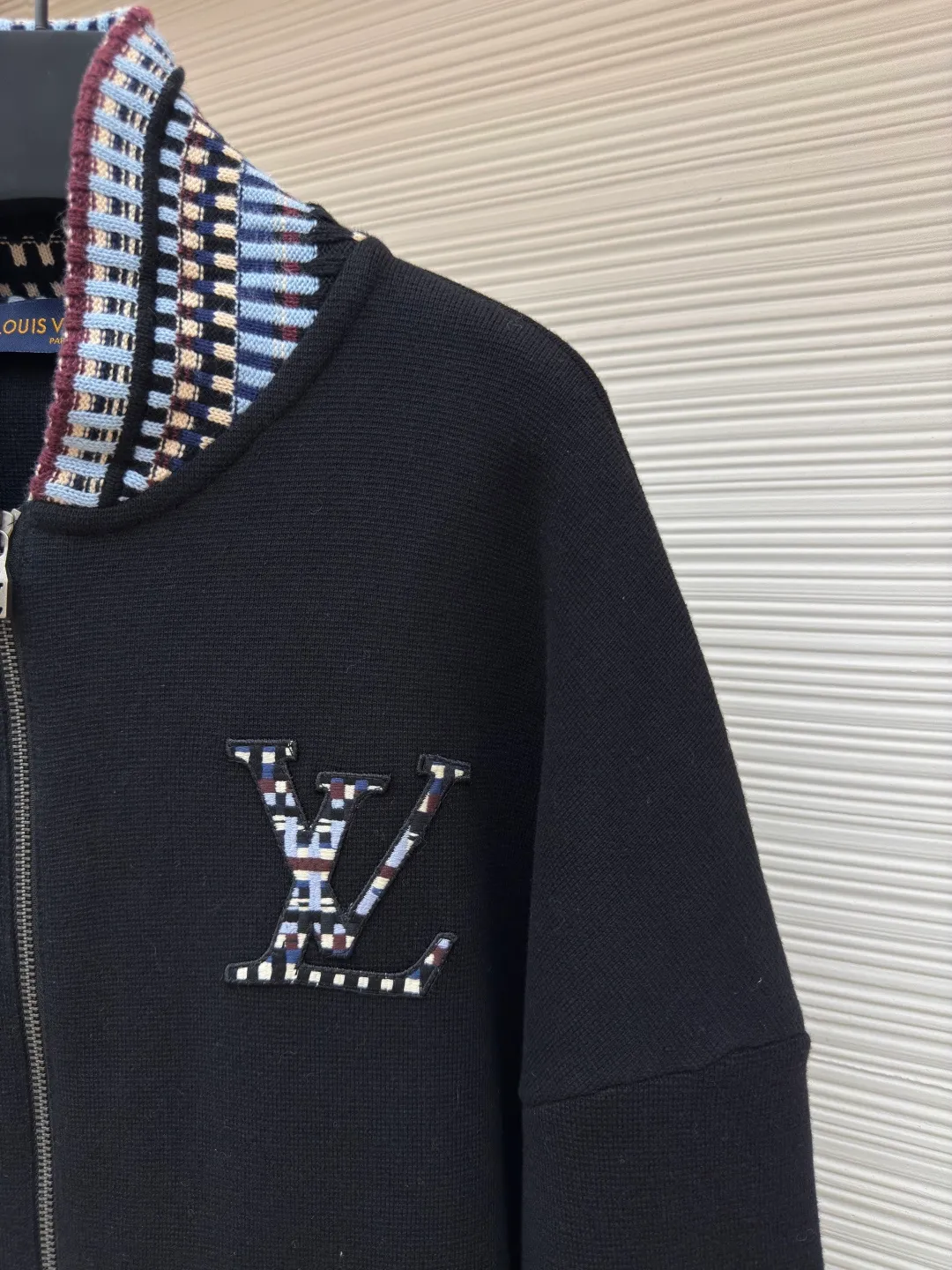 LOUIS VUITTON LOGO embroidered knitted flight jacket ●Authentic product: purchased and developed by 22349 ●Item number: 1680040-B70 ●Fabric: combed cotton yarn fabric ●Technology: knitted production ●Version: fitted version ●Weight: about 830 grams ●Size: XS-S-M-L ●Description: Made of combed cotton yarn It adopts German imported machine (SOTO) 14 knitting machine, the jacquard part adopts Japanese (Shima Seiki) 7-needle knitting, wool jacquard, imported embroidery, customized 1:1 zipper and customized 1:1 trademark. The overall wiring is straight and delicate, the fabric is comfortable and soft, and the color is consistent without color difference. It can be matched with the same style to create a fashionable look and control various occasions. Customized accessories, complete with three standards, same style for men and women!